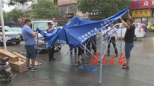蒲城暖心行动 50顶应急帐篷与30把雨伞为化工产品摊贩遮风避雨